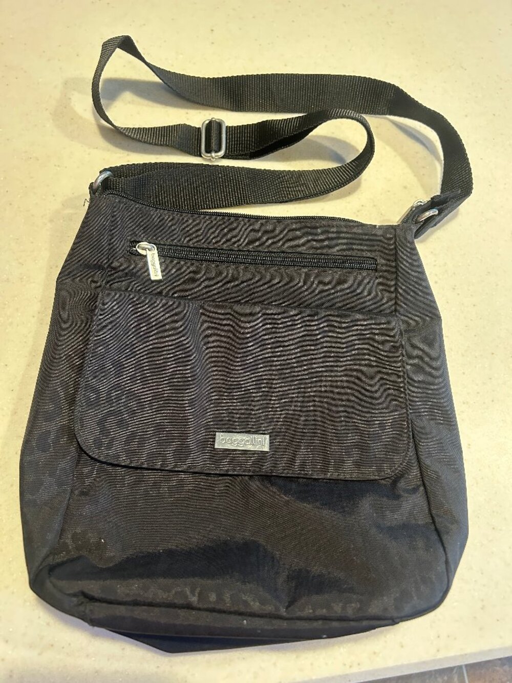 baggallini Pocket Town Crossbody bag in the black cheetah embossed pattern